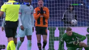 Απίστευτη «διπλή» χαμένη ευκαιρία για τη Σαχτάρ να κάνει δύο τα τέρματά της