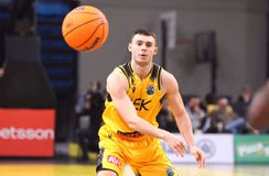 Η ΑΕΚ «κερδίζει» τον Καράμπελα όλο και περισσότερο