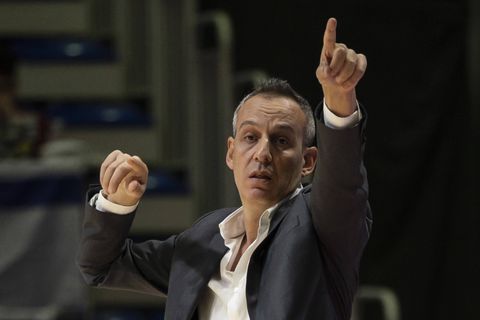 Τρίζει ακόμα η καρέκλα του Κάτας - Η στάση των παικτών της Μακάμπι και οι... διάδοχοι