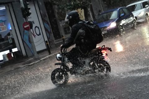 Κακοκαιρία Adel: Νέο έκτακτο δελτίο από την ΕΜΥ – Καταιγίδες στην Αττική, χάος στους δρόμους