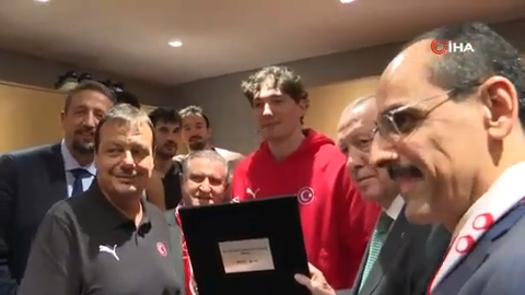 Ο Ερντογάν συνεχάρη Αταμάν και παίκτες στα αποδυτήρια μετά τη νίκη τη Τουρκίας (vid)