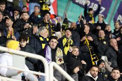 Απίθανο σκηνικό: Οι φίλοι της ΑΕΚ αποθέωσαν τον διευθυντή του Sportal.gr στο Artemio Franchi! (vid)