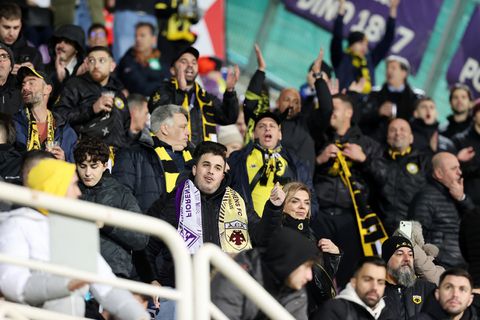 Απίθανο σκηνικό: Οι φίλοι της ΑΕΚ αποθέωσαν τον διευθυντή του Sportal.gr στο Artemio Franchi! (vid)