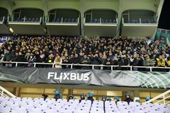 «Γιατί μονάχα αυτή η ομάδα μου ομορφαίνει τη ζωή» - Η «τρέλα» των οπαδών της ΑΕΚ στο Αρτέμιο Φράνκι (vid)