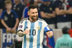 Πιτσιρικάς παίρνει Χριστουγεννιάτικο δώρο φανέλα του Μέσι και τρελαίνεται (vid)