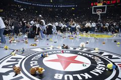 Έβρεξε... αρκουδάκια στην Stark Arena πριν το Παρτίζαν - Βίρτους Μπολόνια (vid)