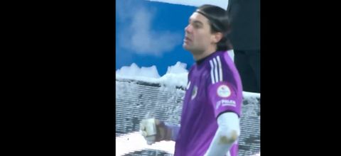 Τερματοφύλακας στην Τουρκία έπινε τσάι για να ζεσταθεί (vid)