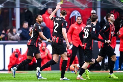 Άνετη νίκη και προσωρινή πρωτιά για τη Μίλαν