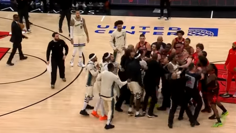 Το κάρφωμα του Γιάννη Αντετοκούνμπο προκάλεσε σύρραξη στο φινάλε με τους Μπουλς (vid)