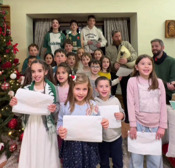 Νεαροί φίλοι του Παναθηναϊκού είπαν τα πιο... πράσινα κάλαντα και η ΚΑΕ τους κάλεσε στο T-Center!