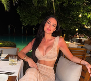 Η σύζυγος παίκτη της ΑΕΚ εντυπωσιάζει με μαγιό και αποκαλυπτικό φόρεμα (pics)