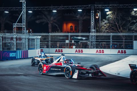 Διπλή νίκη για Βεχρλάιν και Porsche στη Σαουδική Αραβία (vids)
