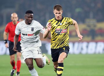 Mε 10 παίκτες ο Άρης κόντρα στην ΑΕΚ, αποβλήθηκε ο Ετέμπο (vid)