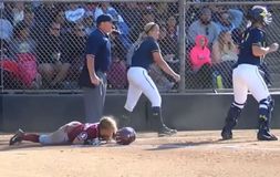 Σοκαριστικός ξυλοδαρμός μεταξύ συμπαικτριών στο σόφτμπολ μπροστά σε γονείς και προπονητές (vid)