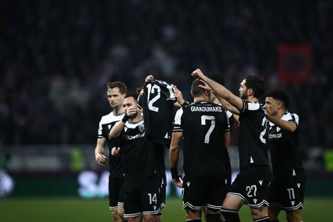 Η ιδιαίτερη και ξεχωριστή σημασία της φανέλας με το νούμερο «12» που σήκωσαν οι παίκτες του ΠΑΟΚ
