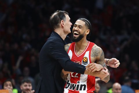 Η αγκαλιά του Μπαρτζώκα στον Ντόρσεϊ μετά το απίθανο τρίποντο στο φινάλε (pic)