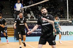 Γλυκιά ήττα και πρόκριση στους «8» για τον ΠΑΟΚ στο CEV Challenge Cup με τις σκέψεις στους αδικοχαμένους οπαδούς