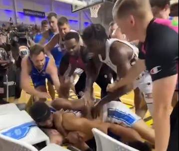 Καυγάς, κεφαλοκλείδωμα και επτά αποβολές σε αγώνα μπάσκετ στην Αυστραλία (vid)
