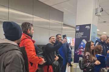 Ο Αντρέ Λουίζ φωτογραφήθηκε με οπαδούς του Ολυμπιακού στο αεροδρόμιο