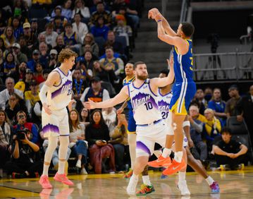 Εύκολη νίκη για τους Ουόριορς απέναντι στους Τζαζ