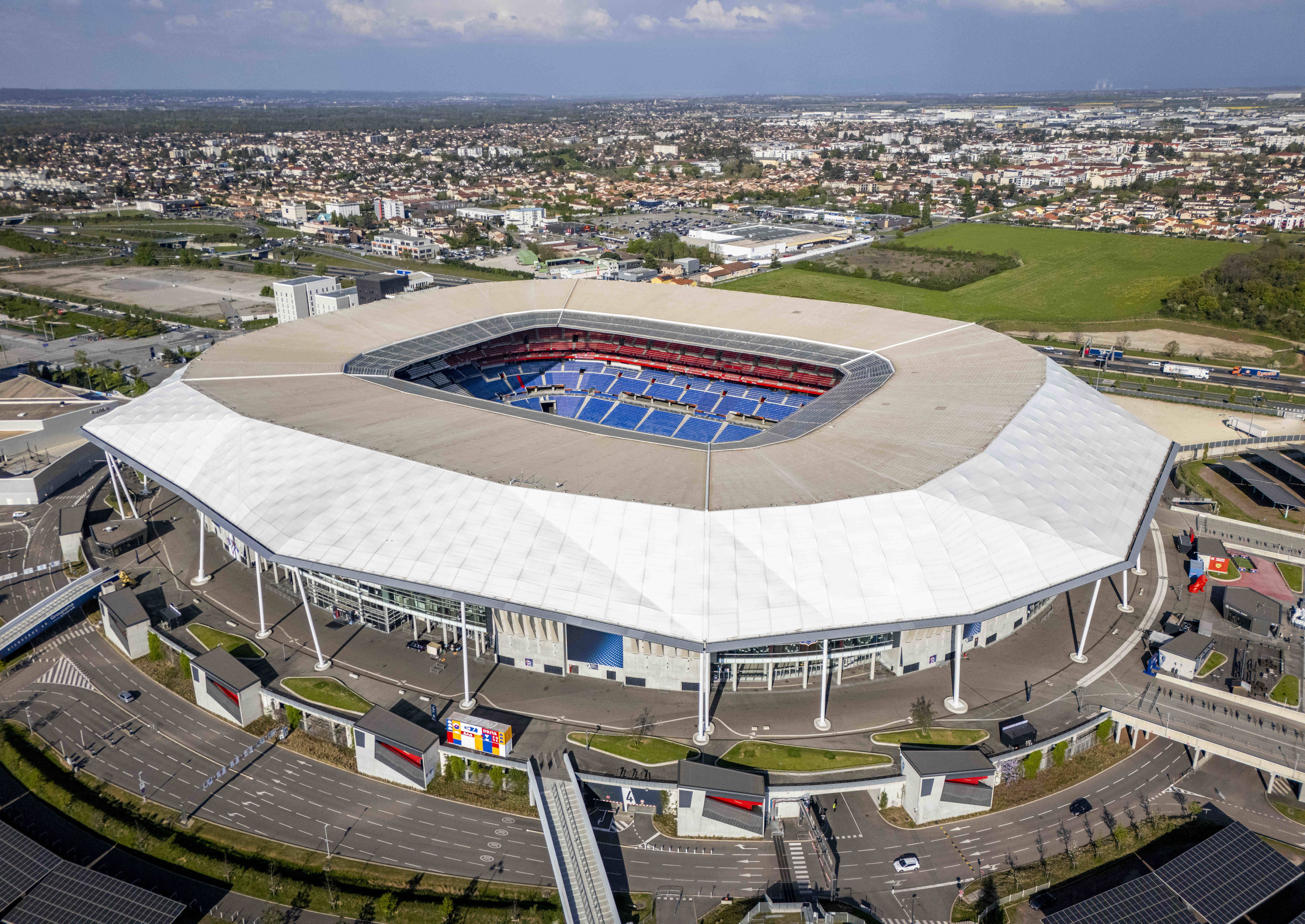 ΠΑΟΚ και Παναθηναϊκός παίζουν σε γήπεδα που τα χωρίζει... λίγη άσφαλτος! (vid)