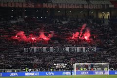 Τα πανό των φίλων της Λυών για τα «αετόπουλα» που έφυγαν από τη ζωή (pic)