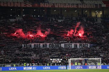 Τα πανό των φίλων της Λυών για τα «αετόπουλα» που έφυγαν από τη ζωή (pic)