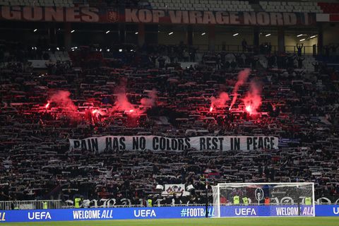 Τα πανό των φίλων της Λυών για τα «αετόπουλα» που έφυγαν από τη ζωή (pic)