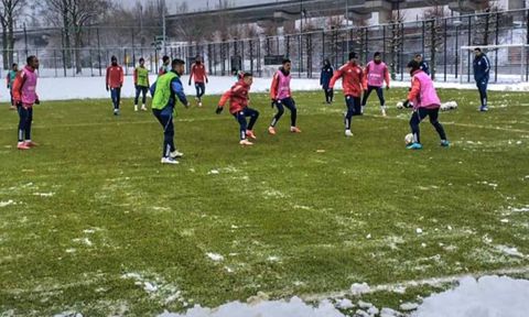 Προπόνηση για τον Ολυμπιακό στο Άμστερνταμ - Ο Μεντιλίμπαρ καθάριζε τα... χιόνια στο γήπεδο! (vid & pics)