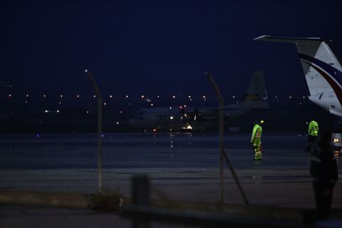 Στη Θεσσαλονίκη το αεροπλάνο με τις επτά σορούς των φίλων του ΠΑΟΚ