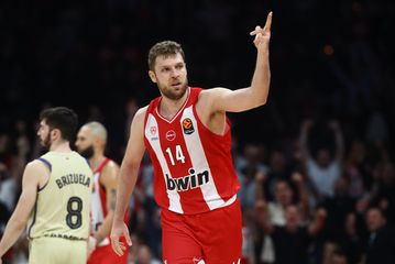 Ο Ολυμπιακός «έπνιξε» την Μπαρτσελόνα στην 4η περίοδο -Σόου από Βεζένκοφ και Τζόουνς