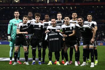 «Αθάνατοι, 27/01/2026», η φανέλα που κρατούσαν οι παίκτες του ΠΑΟΚ