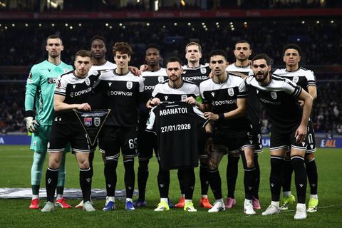 «Αθάνατοι, 27/01/2026», η φανέλα που κρατούσαν οι παίκτες του ΠΑΟΚ