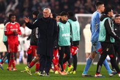 Απίστευτος Μουρίνιο: Έγινε «ένα» με ball boy στους πανηγυρισμούς για την επική πρόκριση της Μπενφίκα (vid)