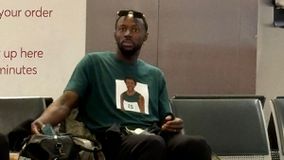 Ο Γκραντ εμφανίστηκε στο αεροδρόμιο με μπλουζάκι… Ναν!