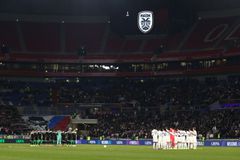 Το ενός λεπτού σιγή στο Λυών - ΠΑΟΚ για τους επτά αδικοχαμένους οπαδούς του Δικεφάλου