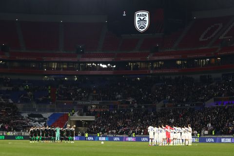 Το ενός λεπτού σιγή στο Λυών - ΠΑΟΚ για τους επτά αδικοχαμένους οπαδούς του Δικεφάλου
