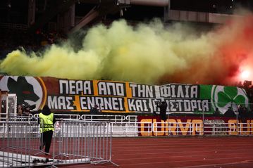 Το πανό των οπαδών της Ρόμα στα ελληνικά και το «Ρώμη - Αθήνα» της Θύρας 13