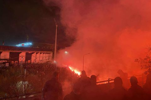 «Λύγισε» η Τούμπα: Έφτασαν οι σοροί των αδικοχαμένων οπαδών του ΠΑΟΚ (vid/gallery)