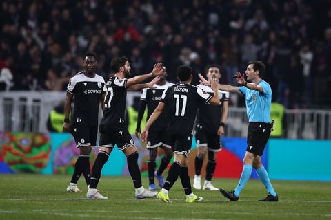 Με δέκα ο ΠΑΟΚ λόγω της αποβολής του Κωνσταντέλια που χάνει το επόμενο ευρωπαϊκό ματς