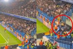 Προσοχή-σκληρό βίντεο: Οπαδός της Λιντς έπεσε από το πάνω διάζωμα του «Στάμφορντ Μπριτζ», σοκαρισμένοι οι security έπιαναν το κεφάλι τους