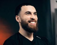 «Ούτε ο ίδιος ο Μάικ Τζέιμς ξέρει πόσο καλός είναι»: Πρώην συμπαίκτες του Αμερικανού τον αποθεώνουν στην κάμερα της Euroleague (vid)