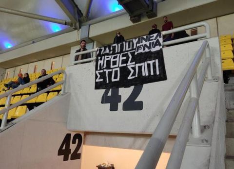 Φίλαθλοι του Ολυμπιακού τίμησαν με ένα πολύ όμορφο πανό τη μνήμη του ΑΕΚτζή παππού τους στην «Opap Arena»