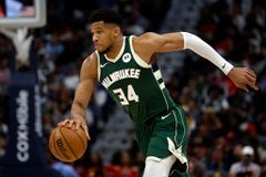 Η μεγάλη εμφάνιση του Γιάννη Αντετοκούνμπο που πάλεψε... μόνος κόντρα στους Πέλικανς (vid)