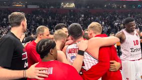 Η έκρηξη του Μπαρτζώκα στα αποδυτήρια, το «I told you» του Μπαφέ και οι πανηγυρισμοί της ερυθρόλευκης «αγέλης» (vid)