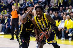 ΜΥΘΙΚΟΣ Χέις-Ντέιβις έβαλε 50 από τους 103 πόντους της Φενέρ και έσπασε το ρεκόρ του Λάρκιν!