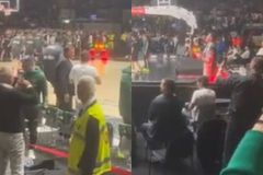 Αποκλειστικά πλάνα Sportal: Πήρε θέση στη Segafredo Arena ο Γιαννακόπουλος - H αγκαλιά με Αταμάν και η χειραψία με Ναν, Σλούκα