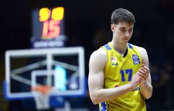 Ο Αβδάλας γύρισε ξανά το πόδι του και αποχώρησε από το παρκέ κουτσαίνοντας (vid)