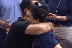 Συγκίνηση για τον Πέτζα Στογιάκοβιτς: Πανηγύρισε με τον γιο του την πρόκριση του Ιλινόι στο Final Four (vid)