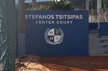 Γήπεδο τένις στη Γαλλία πήρε το όνομα του Στέφανου Τσιτσιπά (vid)